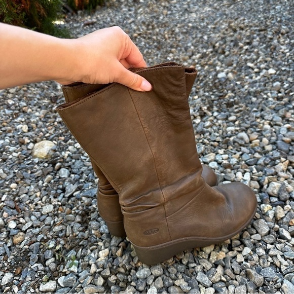 KEEN Akita Mid Calf Boots Wedge Heel Taupe Brown Soft Leather Size 8 Women’s - Picture 7 of 10